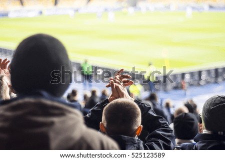 Hand fans who clap their hands at the stadium