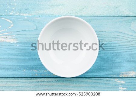 Empty bowl in the wood Royalty-Free Stock Photo #525903208