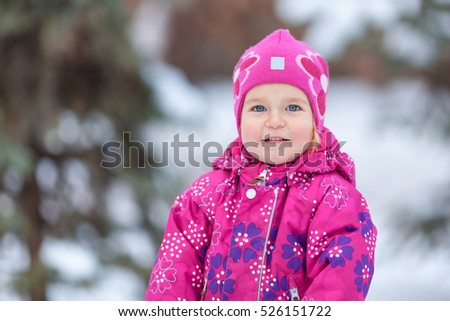 Portrait of happy pretty girl, winter, outdoor