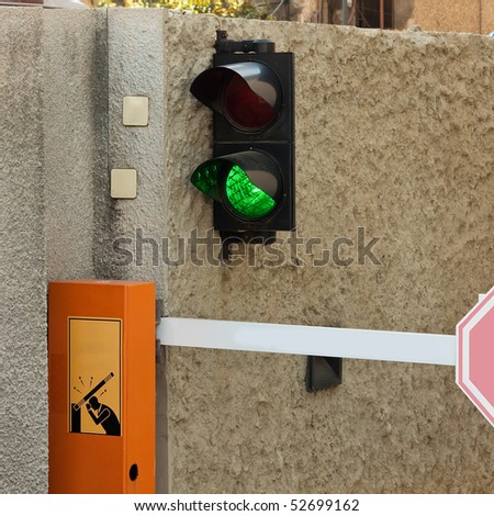 Traffic light with automatic barrier