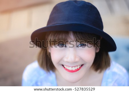A young woman wear the hat