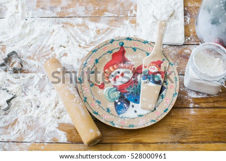 plate and baking shovel for cookies, decorated with a picture snowman