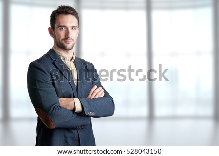 Casual business man with arms crossed  Royalty-Free Stock Photo #528043150