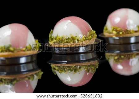 Product photography in black reflective surface / sweets
