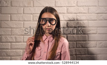 Girl holding a banner with black glasses