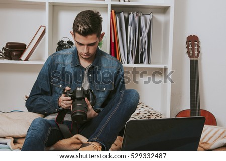 photographer with the camera's photos in the room of house