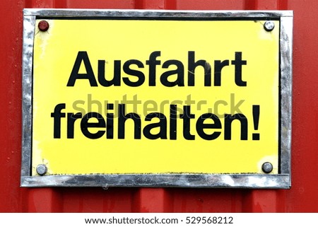 Sign with the words Ausfahrt freihalten, translation: keep gateway clear 