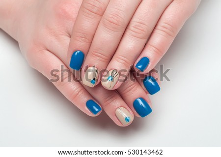 Blue and beige manicure with delicate flowers on the square short nails