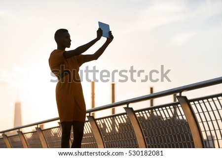 Young fashionable african woman with tablet outdoor, New York, Manhattan view, skyline