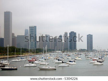 A picture of the Chicago skyline with a marina in the foreground