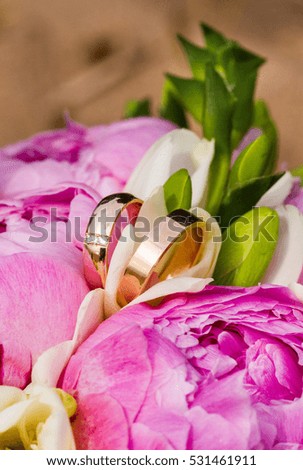 The composition of the bouquet and wedding rings close up