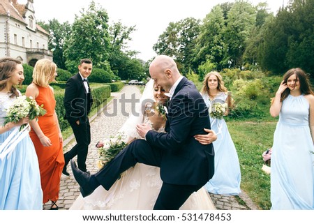 Bride tries to take groom on her arms