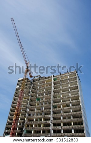 The photo shows the demolition of a skyscraper in the city center.