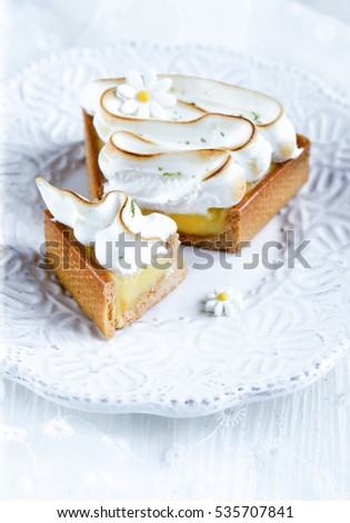 Lemon tartlet with meringue