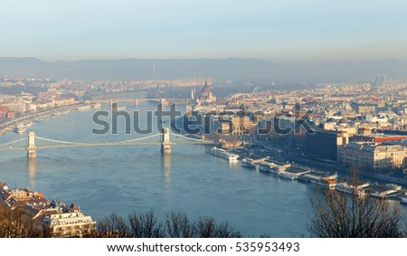 Picture of the Chain Bridge in Budapest, on a sunny morning