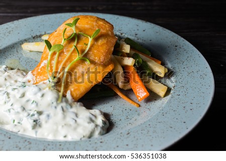 Fish with vegetables and white sauce