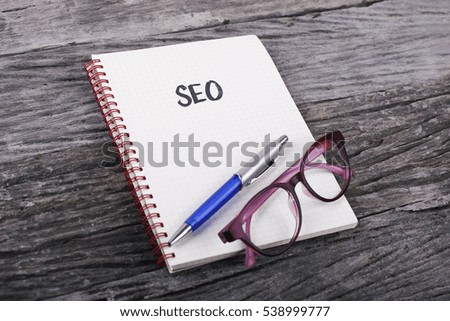 Note with SEO on the wooden background