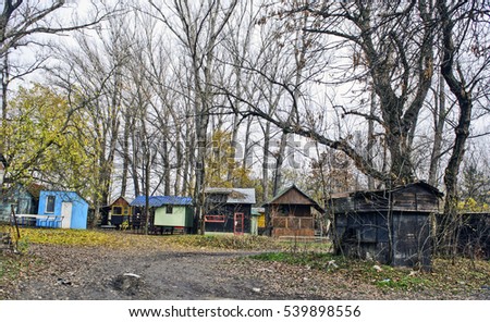 Small houses for accommodation of fishermen and fishing tackle and relaxing near the river.