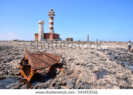 Photo Picture of an Old Lighthouse near the Sea
