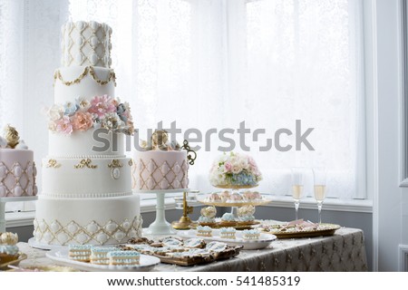 Wedding cake Royalty-Free Stock Photo #541485319