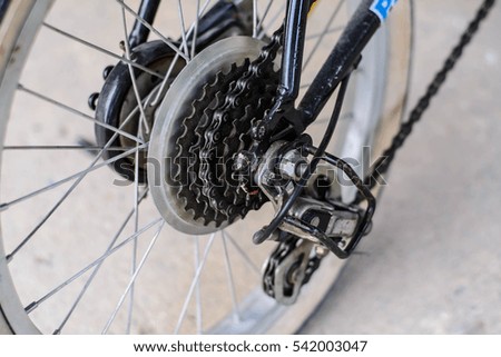 Bicycle wheel with details, chain and gearshift mechanism