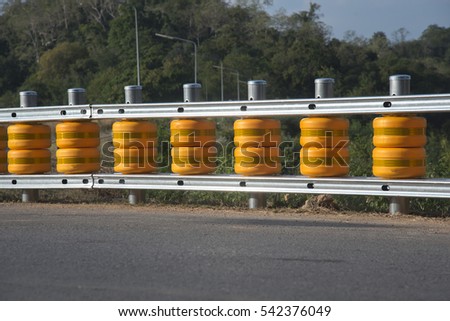 Rolling barrier Prevent accidents on the curve