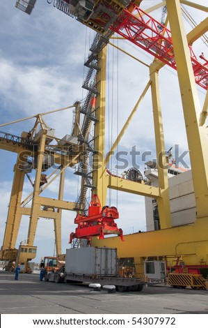 loading of containers on the ship