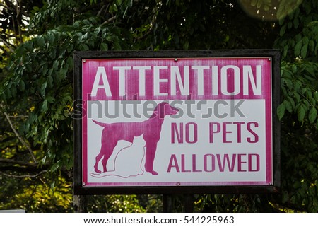 A sign indicated no pets allowed in garden area.