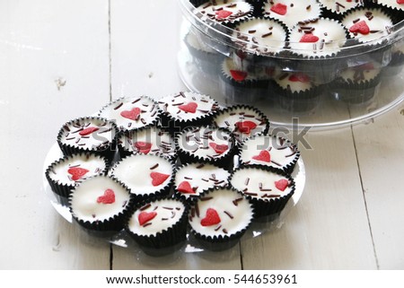 White chocolate in mini paper cup with heart shape