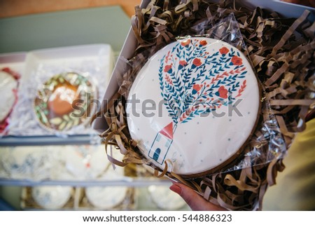 Picture of house with flowers painted on glaze of tasty cake