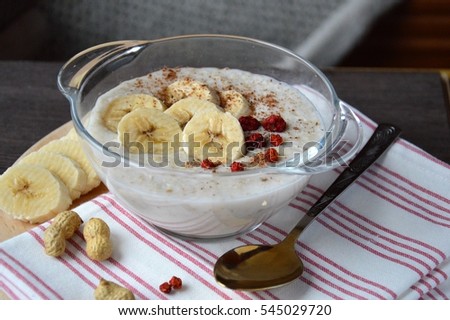 porridge with bananas