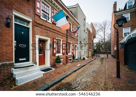 Historic brick buildings and cobblestone street in Society Hill, Philadelphia, Pennsylvania.