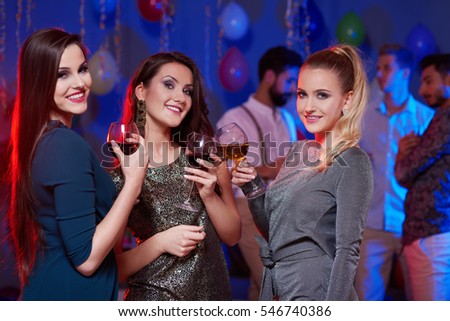 Picture of party women and men in the background