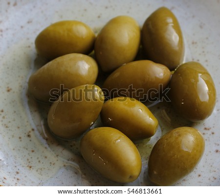 Olives on a grey plate 