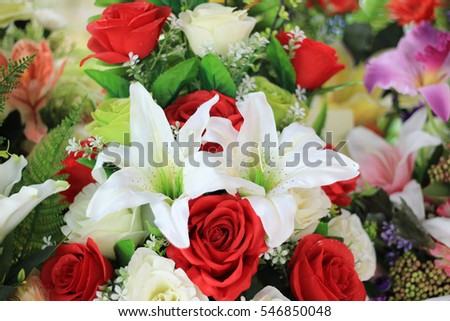 Delivers a bouquet of flowers to congratulate the opening of the coffee shop.