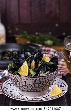 Steamed mussels in beer with herbs and lemon