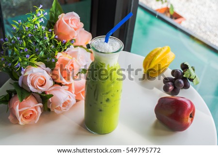 picture of iced green tea on the table decorated with the beautiful roses