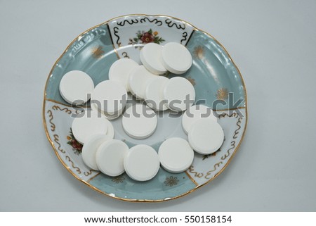 effervescent tablets, magnesium, vitamin C on a deluxe dish