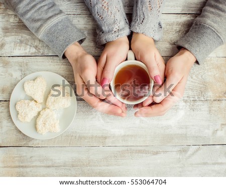tea lovers ' hands. On wooden background. 