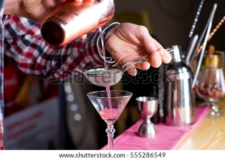 bartender making cocktail Royalty-Free Stock Photo #555286549