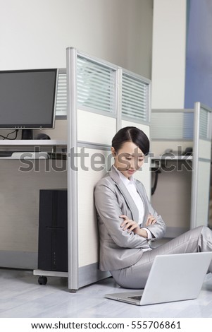 	Young business woman using computer	