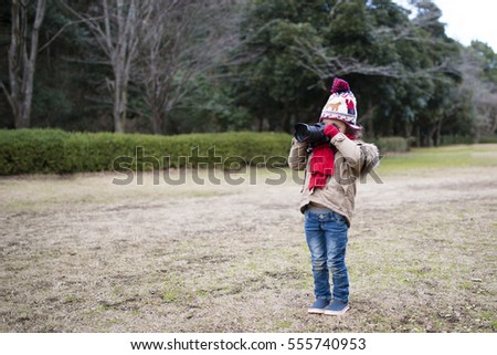 Little girl to take a picture