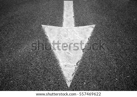 White arrow goes on over highway asphalt, drive direction