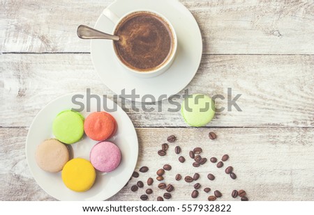 Coffee bean macarons with modern Breakfast gadzetami.