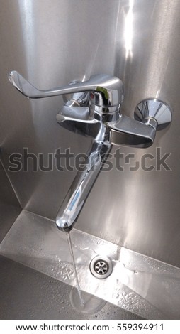 Water flowing from the faucet to the washbasin


