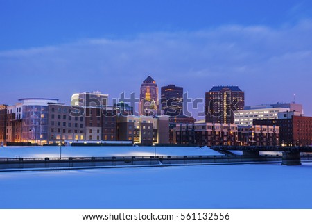 Des Moines skyline accros frozen Des Moines River. Des Moines, Iowa, USA.