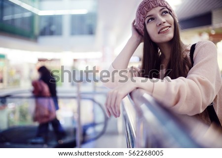 girl doing selfie in cafe