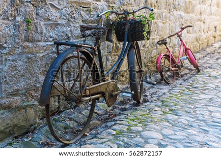 picture of an old bicycles leaning against a wall