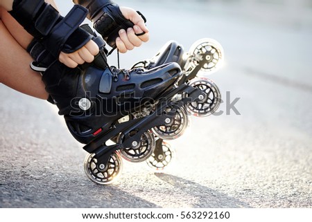 Setting of laces on black roller skates