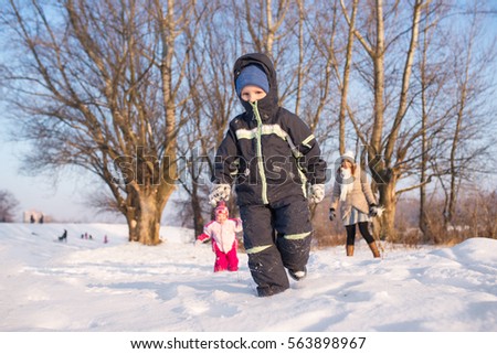 Running trough the snow, family time